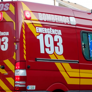 Motociclista de 48 anos fica ferido após colidir contra poste