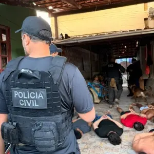 Operação desarticula facção e apreende drogas na região