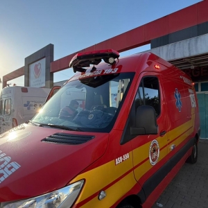 Colisão entre carro e moto deixa mulher ferida no Centro de São João Batista