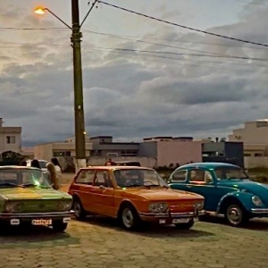 ASSISTA ▶️ |  Fuscas e carros antigos tomam as ruas e viram atração na cidade