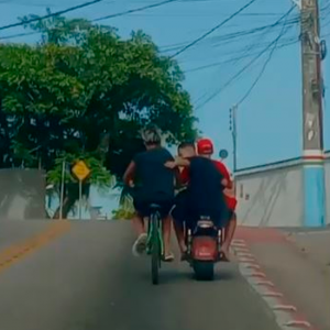 Scooter e bicicleta ‘colam’ lado a lado e quase causam acidente em cidade da região