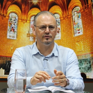 Renove sua fé e encontre força nas mensagens e orações do Padre