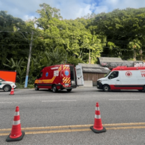 Briga generalizada com facões deixa feridos e carro destruído em cidade da região