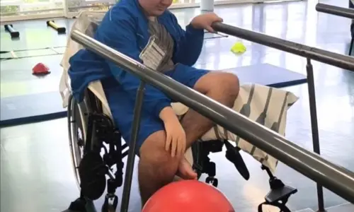 ASSISTA ▶️ | Adolescente de Tijucas inicia reabilitação em hospital de referência em Brasília