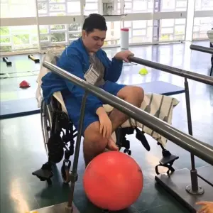 ASSISTA ▶️ | Adolescente de Tijucas inicia reabilitação em hospital de referência em Brasília