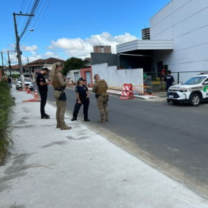 Homem é encontrado morto em frente de um supermercado na região