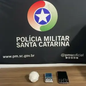 Estabelecimento é usado para guardar cocaína e suspeito é detido em flagrante