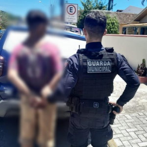 Exigência, ameaça e confusão: homem é detido após ameaçar funcionária