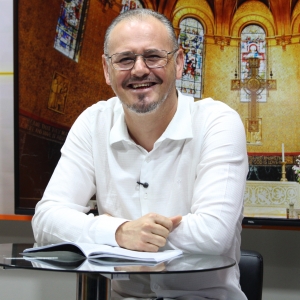 Tarde especial de fé e oração com Padre Elizandro, trazendo palavras que confortam, renovam e edificam