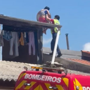 Exposta ao sol, mulher é resgatada do telhado de uma residência