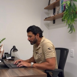 Má postura afeta saúde, causa dores e pode comprometer o desempenho físico