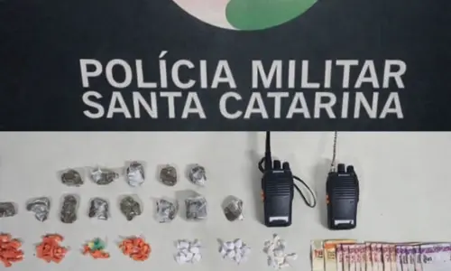 Denúncias resultam em apreensão de drogas, dinheiro e rádios comunicadores