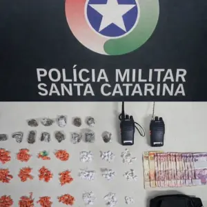 Denúncias resultam em apreensão de drogas, dinheiro e rádios comunicadores