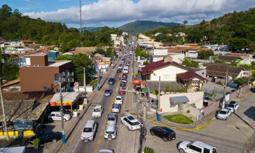 Rompimento de adutora deixa município sem água e afeta toda a população