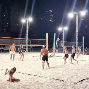 Projeto oferece aulas gratuitas de dança e esportes na praia