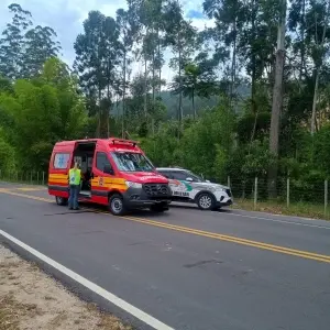 Colisão entre moto e viatura da PM deixa motociclista ferido em Tijucas
