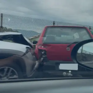 Colisão entre dois veículos provoca filas na BR-101 na manhã desta sexta-feira