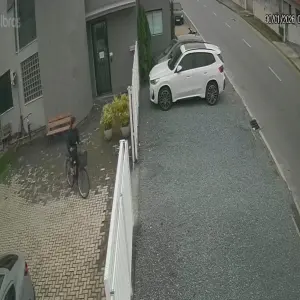 FURTO | Mulher leva bicicleta de estacionamento no centro de Tijucas