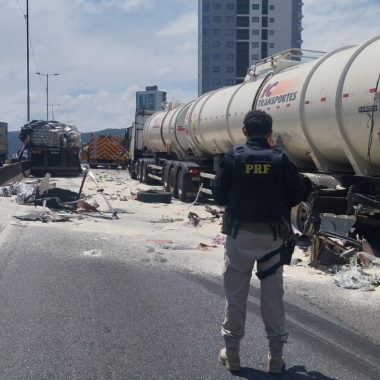 CAOS | Acidente com dois caminhões e dois carros trava BR-101 em Itapema e deixa feridos