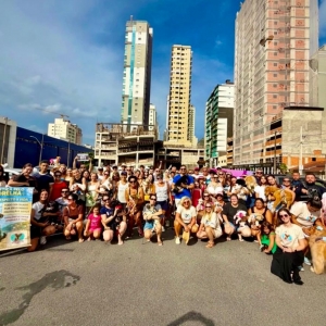 Milhares de pessoas participam de manifestação em Itapema pedem justiça pela morte do cão Orelha