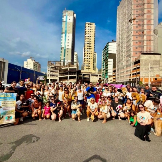 Milhares de pessoas participam de manifestação em Itapema pedem justiça pela morte do cão Orelha