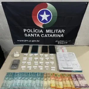Madrugada do tráfico: polícia encontra cocaína, dinheiro e anotações em casa noturna da região