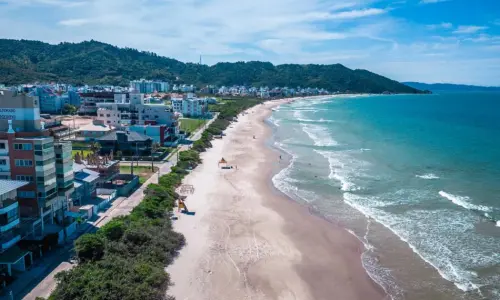 VEJA O VÍDEO ▶️ | Praia que já ostentou Bandeira Azul registra 100% de impropriedade para banho