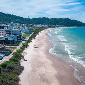 VEJA O VÍDEO ▶️ | Praia que já ostentou Bandeira Azul registra 100% de impropriedade para banho