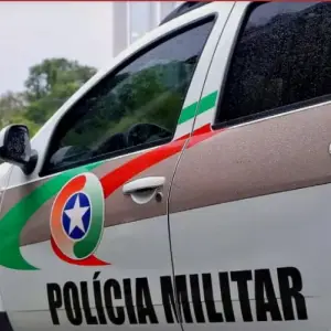 Homem com mandado por roubo é preso enquanto trabalhava em obra e conduzido para Tijucas