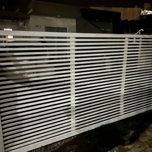 Homem é preso por furtar um portão de ferro de uma residência