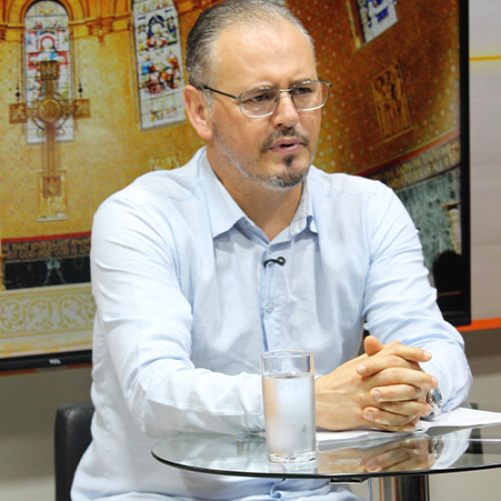 Padre Elizandro compartilha mensagens de fé que inspiram e renovam o dia