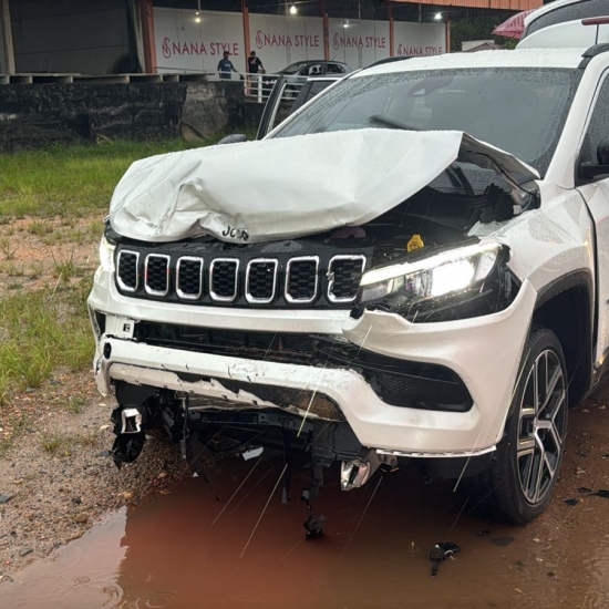 Colisão na SC-410 entre dois veículos deixa motorista preso às ferragens em Canelinha