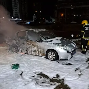 Carro pega fogo próximo a posto de combustíveis na BR-101