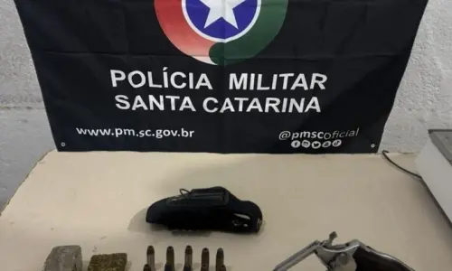 Tiros, drogas e arma com numeração raspada: homem é preso após confusão na praia