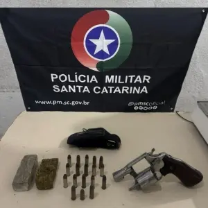 Tiros, drogas e arma com numeração raspada: homem é preso após confusão na praia
