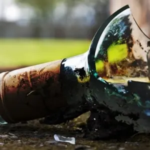 Mulher é atingida por segurança de festa com uma garrafa na cabeça em Canelinha