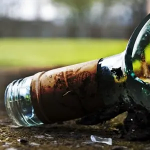 Mulher é atingida por segurança de festa com uma garrafa na cabeça em Canelinha