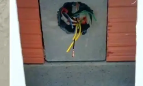Criminosos levam fiação elétrica de três casas, 4 dias após o roubo de um transformador