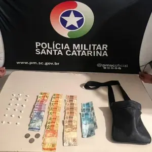 Ação do Tático apreende drogas, dinheiro e motocicleta com sinais de adulteração