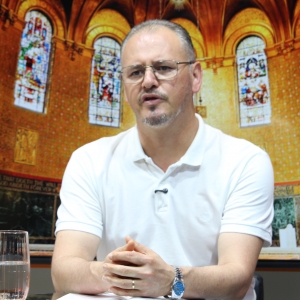 Padre Elizandro conduz uma tarde de fé para renovar a esperança nesta terça-feira,10 de fevereiro