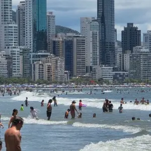 Praia limpa no carnaval: relatório confirma 100% de balneabilidade em praia da região