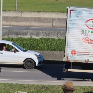 Motociclista fica ferido após colidir na traseira de caminhão na Marginal da BR-101, em Tijucas