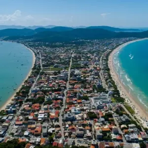 Problemas de saneamento básico voltam a assombrar a alta temporada em Bombinhas