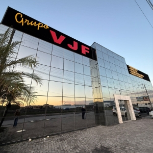 Grupo unifica marmoraria, vidraçaria, esquadrias e móveis sob medida e se consolida como referência