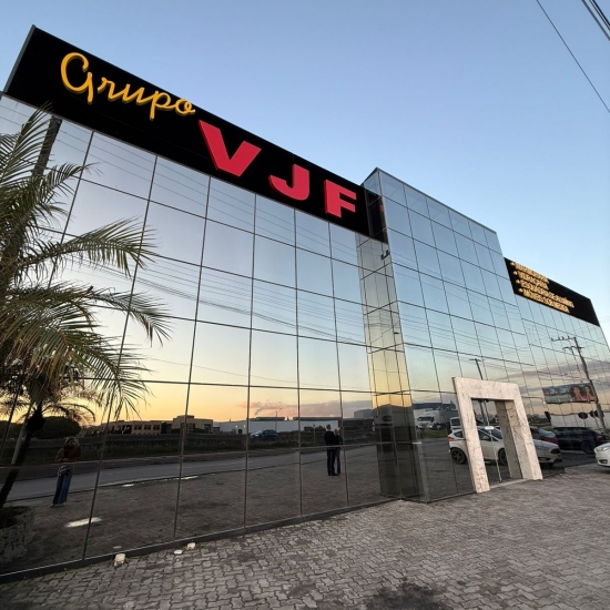 Grupo unifica marmoraria, vidraçaria, esquadrias e móveis sob medida e se consolida como referência