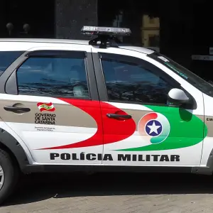 Mulher é rendida, amarrada e tem joias roubadas dentro de casa 