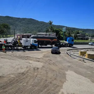 Instalação de guard rail reforça segurança na entrada da BR-101 para o bairro Sertão de Santa Luzia