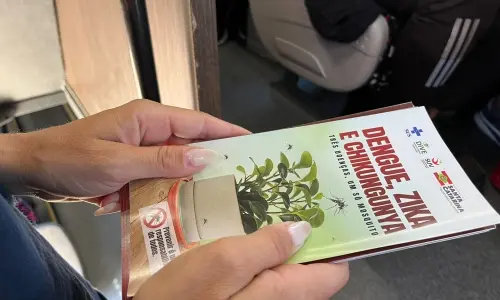 Turistas recebem orientações de combate à dengue em praia da região