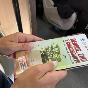 Turistas recebem orientações de combate à dengue em praia da região