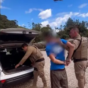 Em São João Batista, homem de 37 anos é preso por estupro e aliciamento de menor